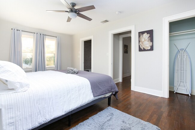 Building Photo - 1532 W Huisache Ave