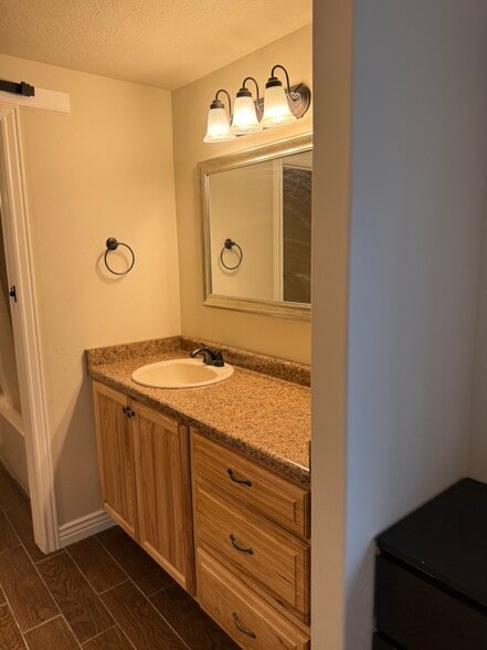 Building Photo - 1213 E St Josephs St