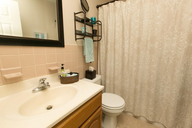 Upstairs hall bathroom - 44 Ramsgate Ct