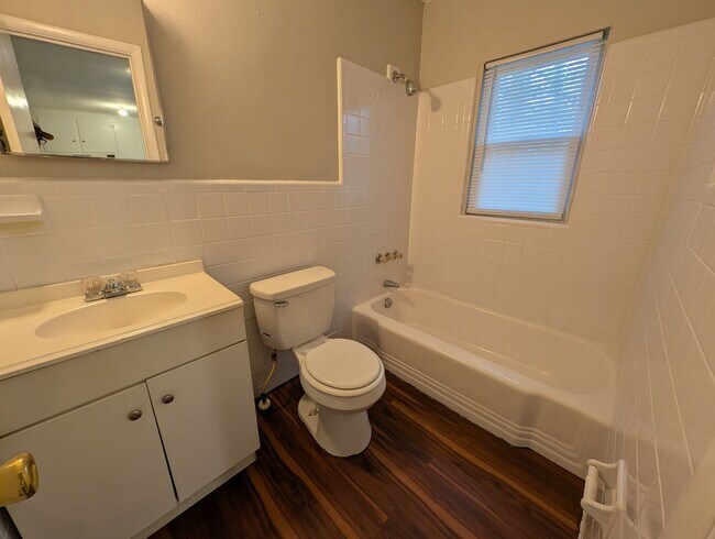 Building Photo - One Bedroom, One bath duplex apartment located in Greenwood Park!