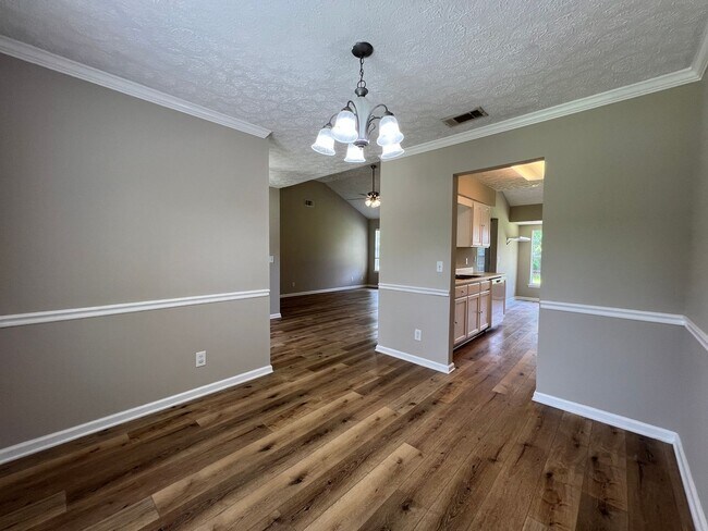 Building Photo - 3 bedroom 2 bath in Goshen Hills