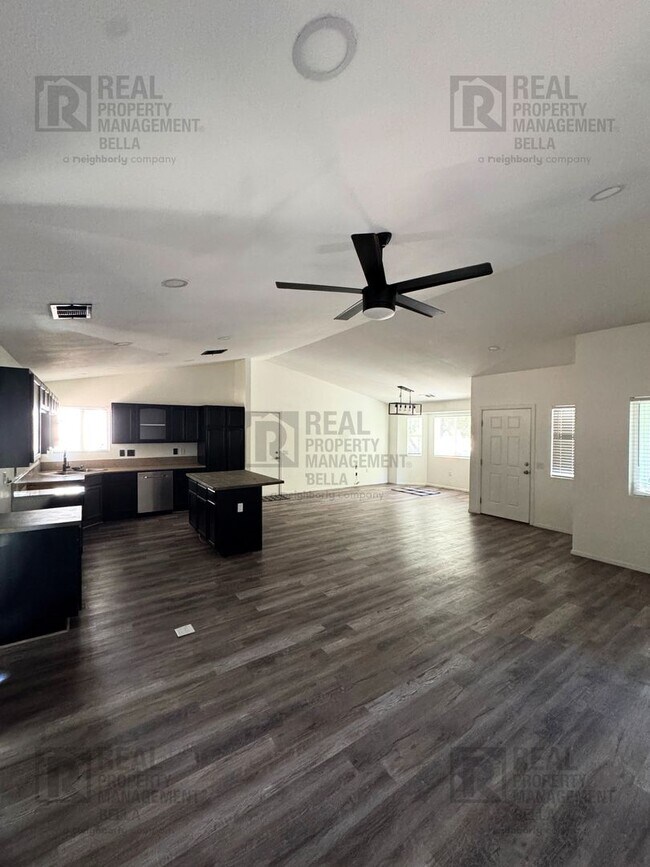 Building Photo - Spacious 2-Bedroom Home on Expansive Lot i...