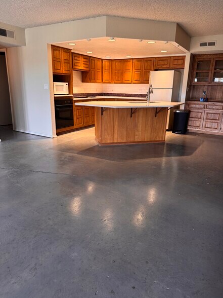 Building Photo - 3421 W 41st St N