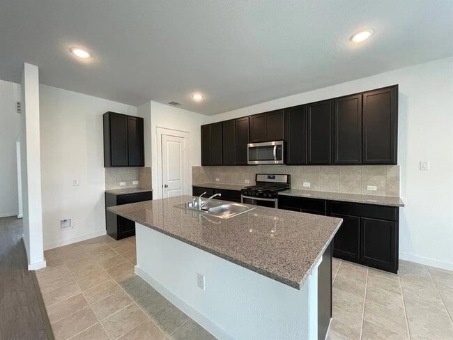 Building Photo - 815 Summer Vlg Wy