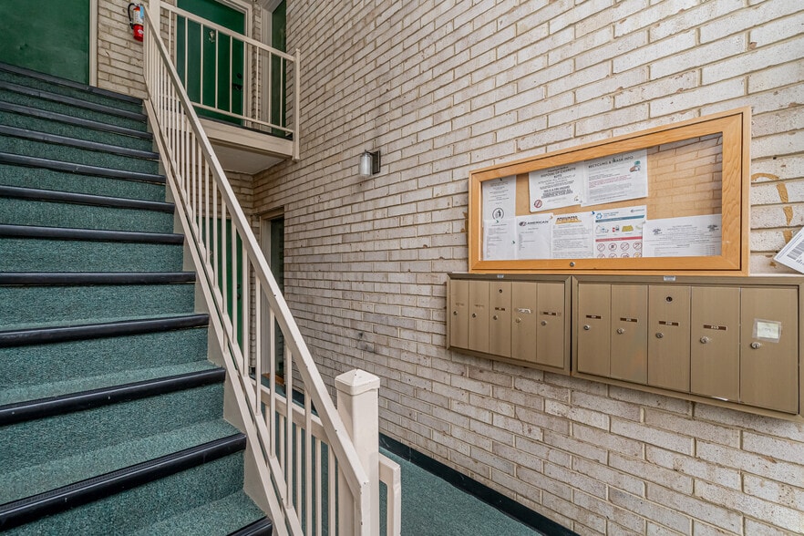 Building Photo - 4965 Americana Dr