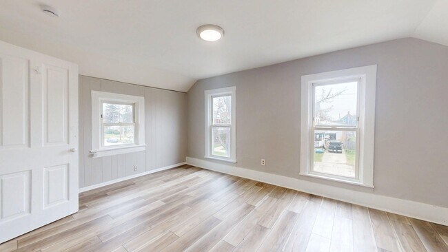 Building Photo - 1031 W.9th St.