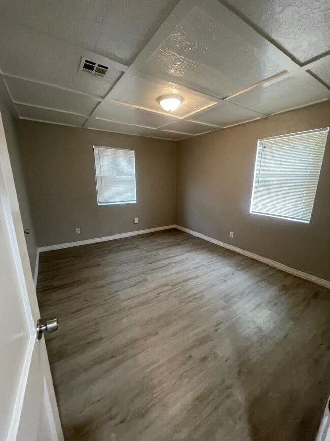 Building Photo - 1 Bed 1 Bath Duplex For Lease