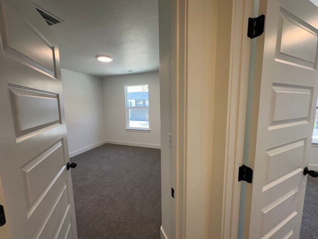 Building Photo - 5260 Acacia Dr