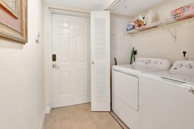 Building Photo - 923 Villa Cir