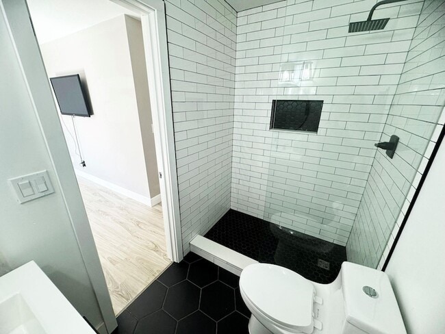 Building Photo - 321 Sandtree Dr