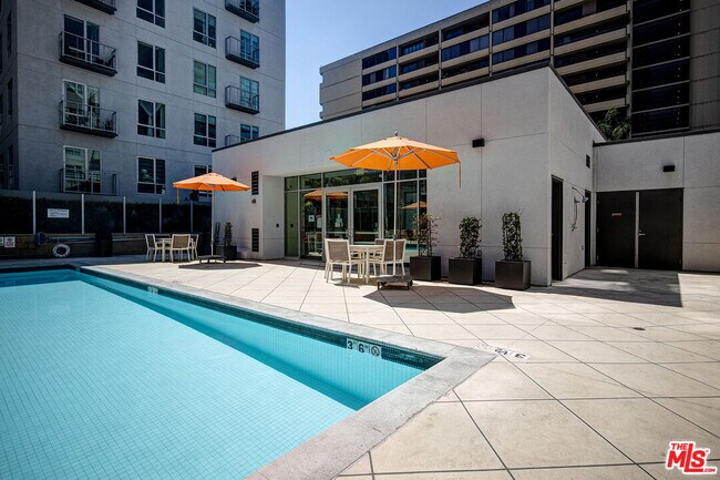 Building Photo - 645 W 9th St