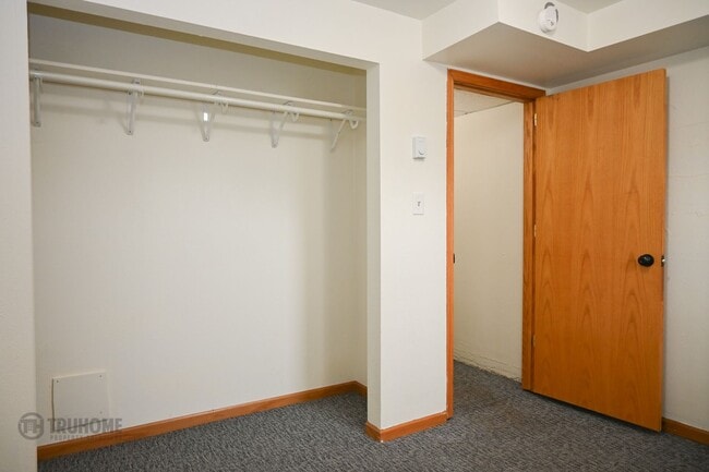 Building Photo - Large 6 Bedroom Home for Rent! Great Location on University!