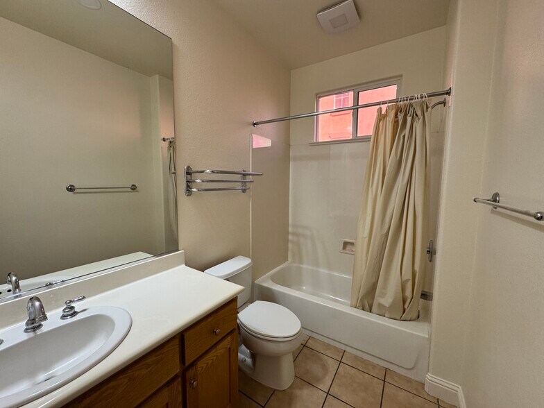 Building Photo - 3773 Northern Oak Dr