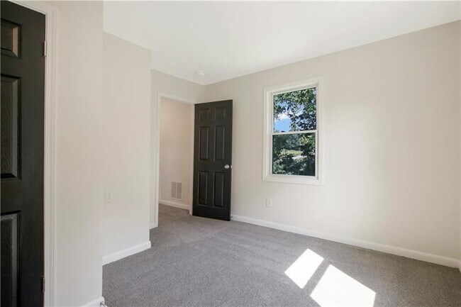 Building Photo - 551 Valley Hill Rd SE