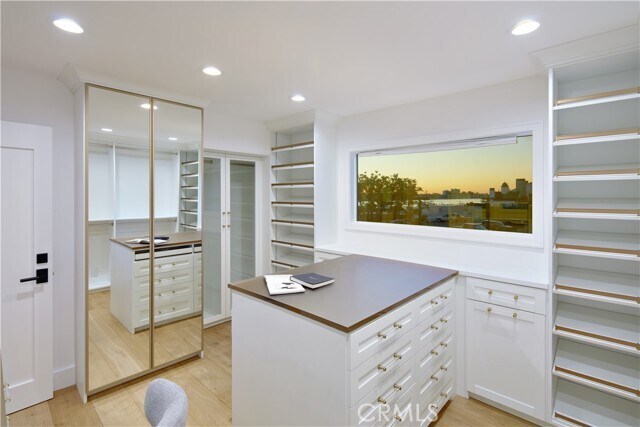 Building Photo - 2572 Bayshore Dr