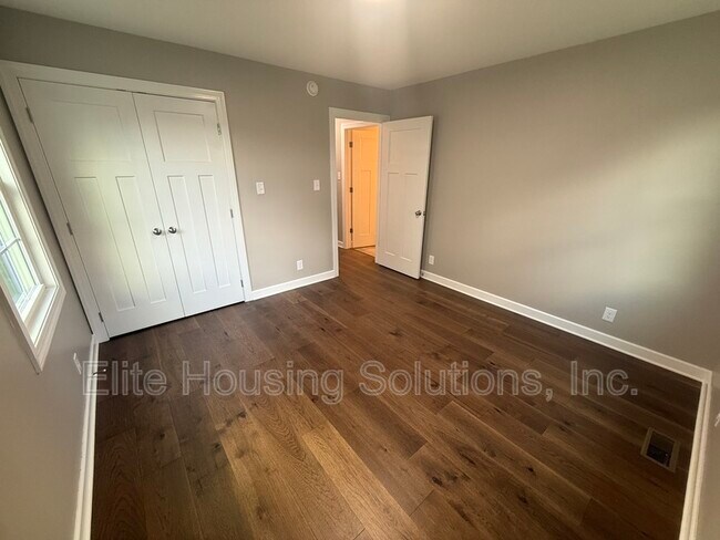 Building Photo - 445 S 14th St