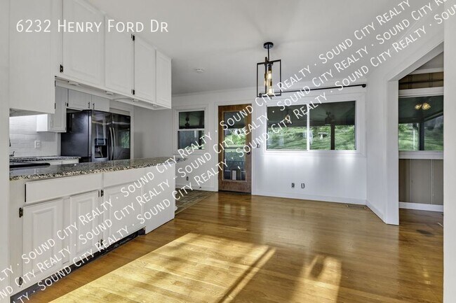 Building Photo - 6232 Henry Ford Dr
