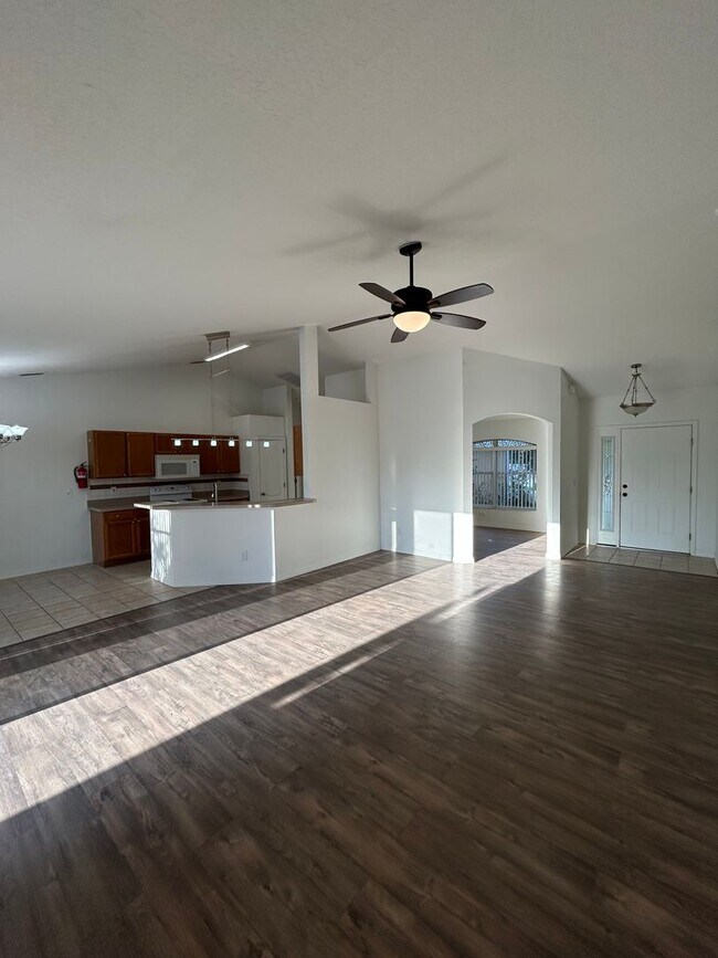 Building Photo - 10500 Lake Hasson Cir