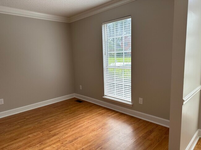 Building Photo - 586 Oak Brook Dr