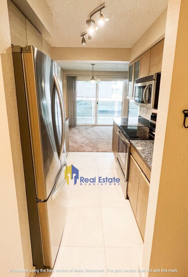 Building Photo - Pet friendly one bedroom condo available in the sought after Oasis Community in Bellevue