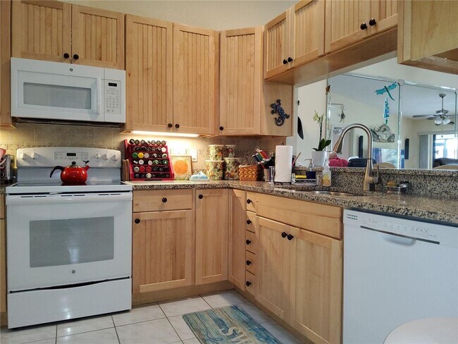 Building Photo - Seasonal 3/2/2 waterfront villa in Punta Gorda