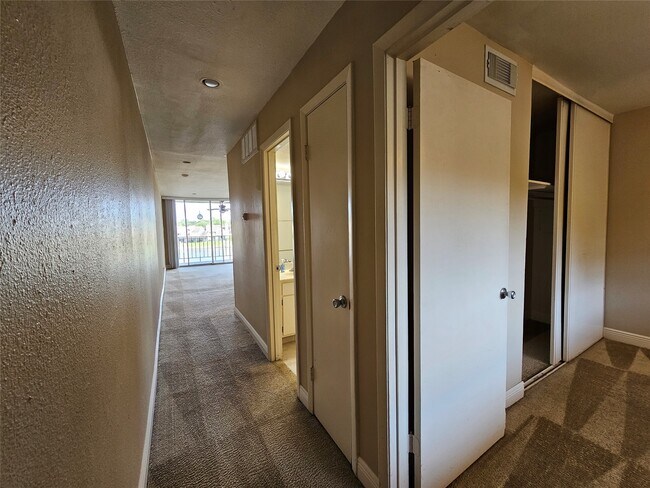 Building Photo - 12600 Melville Dr