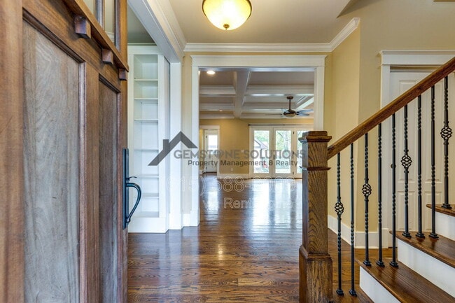 Building Photo - 210 38th Ave N