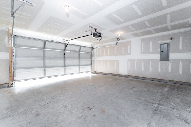 Building Photo - Available July 10! Spacious 4BR/2.5BA Preston Floor Plan (2,227 Sq Ft) – Granite Kitchen, Stainle...