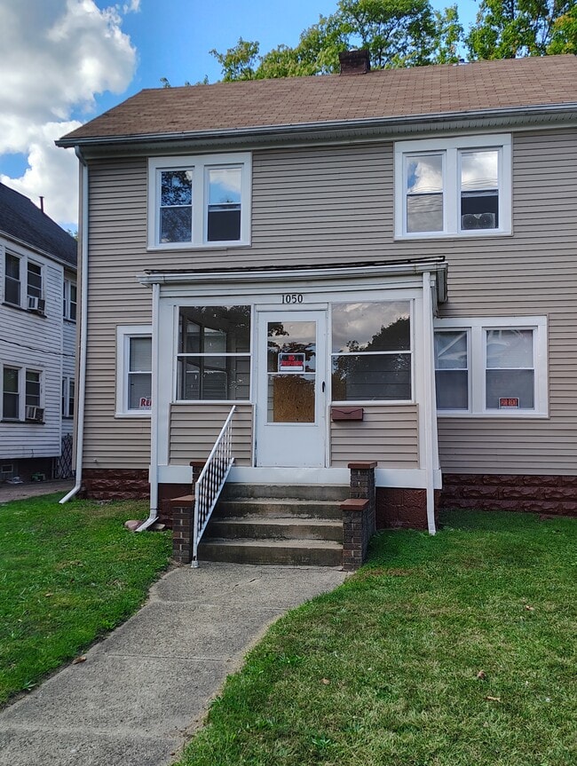 Building Photo - 1050 E 169th St