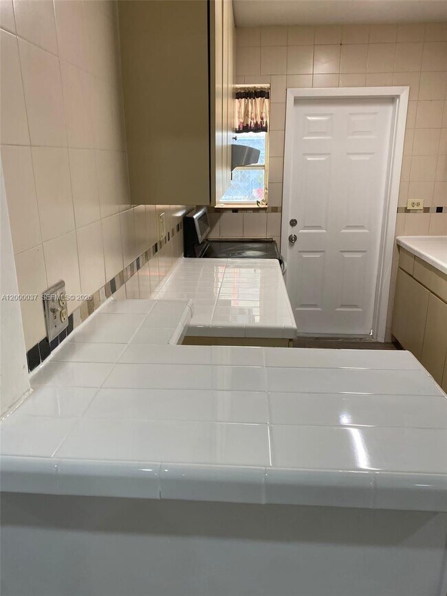 Building Photo - 824 84th St