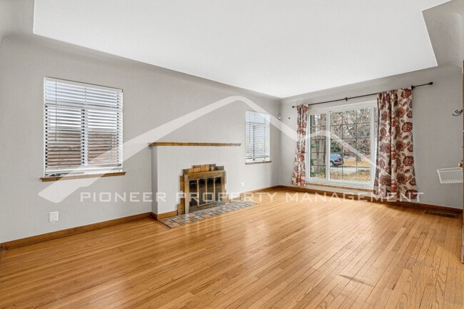 Building Photo - Spacious Home with Central AC and Washer/Dryer