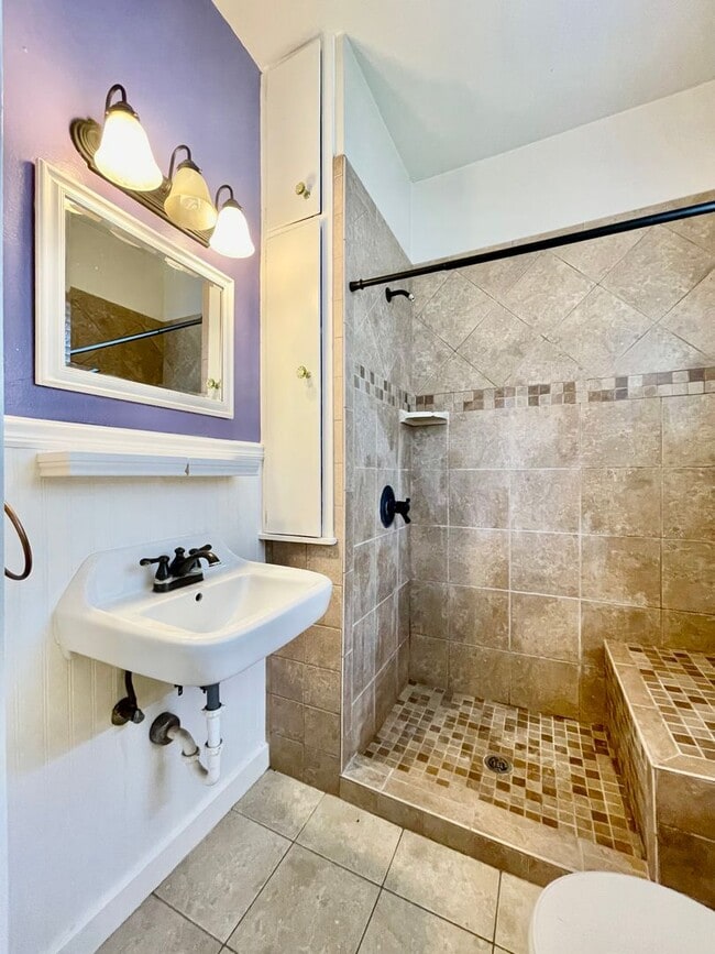 Building Photo - Charming + Convenience - 3 Bedroom, 2 Bathroom Home