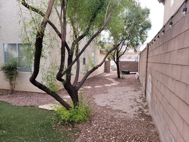 Building Photo - AWESOME HEDERSON GATED COMMUNITY TWO STORY