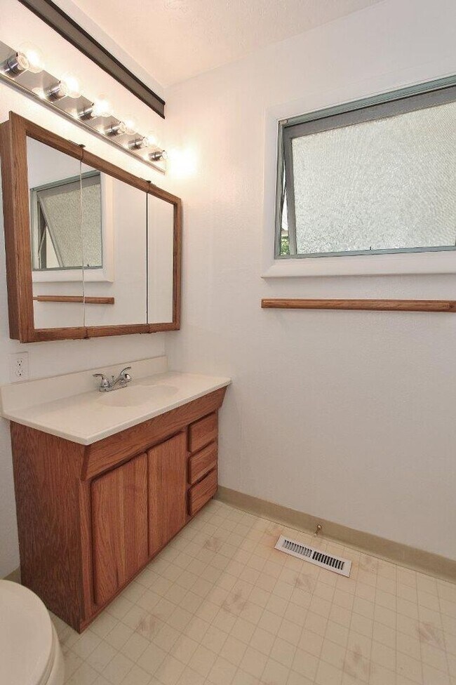 Building Photo - Clean Townhouse Centrally Located on the B...