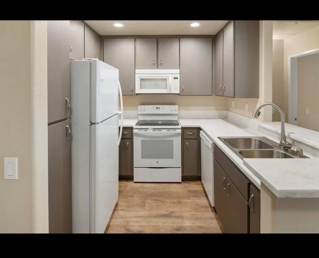 Building Photo - 580 Camino De La Reina