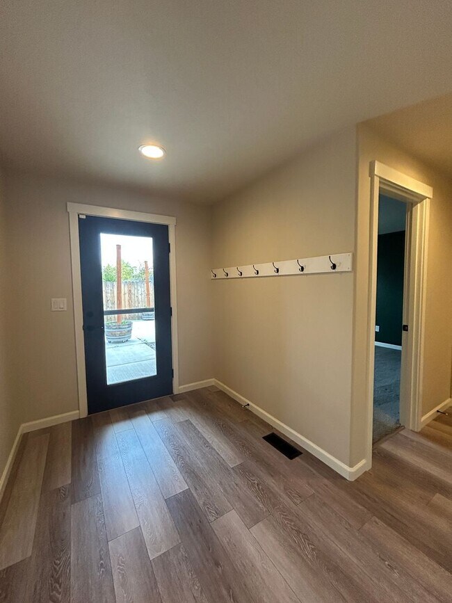 Building Photo - Corner Lot 3 Bed / 2 Bath Home with RV Parking – NW Redmond - PENDING APPLICATION