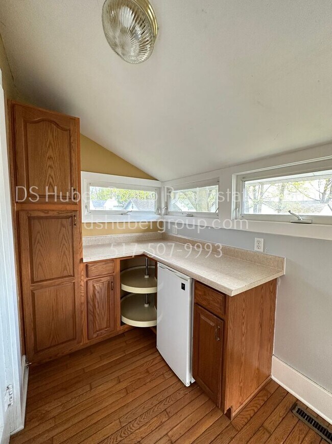 Building Photo - 302 N Hayford Ave
