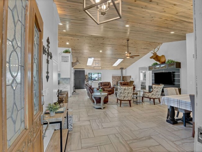 Building Photo - Gorgeous Furnished Country Club Rental