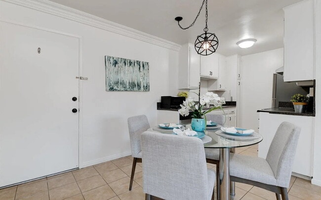 Building Photo - Welcome to this charming 1-bedroom condo n...