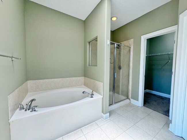 Building Photo - Spacious two-story island townhome in gate...