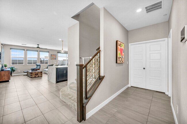 Building Photo - Spacious 5-Bedroom Home with Loft, Pool & Mountain Views