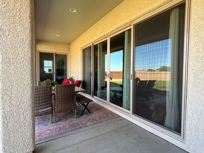 Building Photo - Kings Ranch