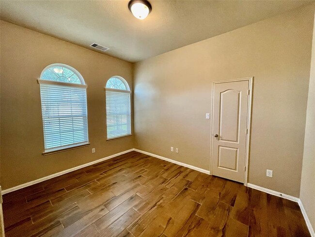 Building Photo - 2115 Mooncrest Dr