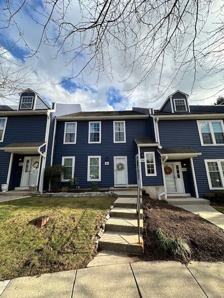 Building Photo - 1001 Roundhouse Ct