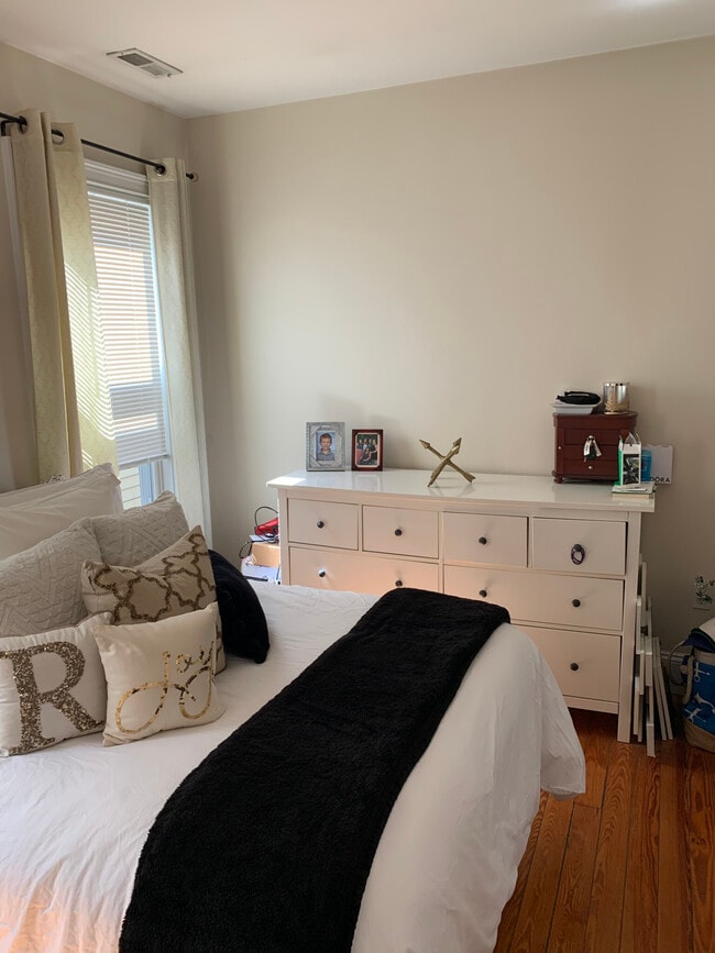 Building Photo - 212 L St