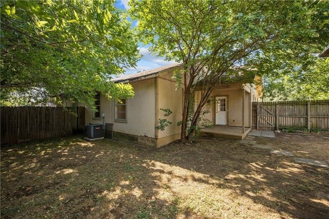 Building Photo - 906 Country Aire Dr