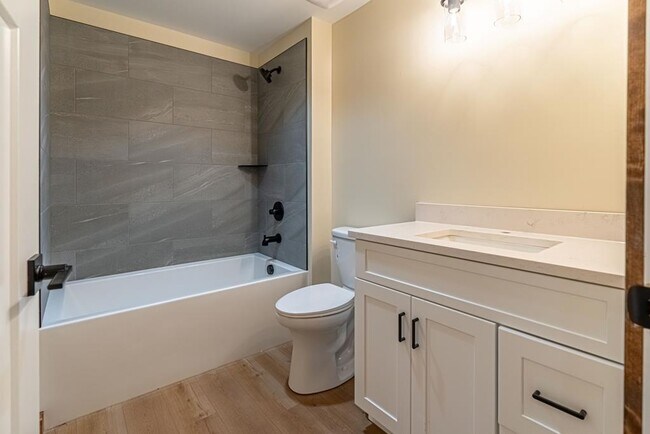 Building Photo - 453 E Main St