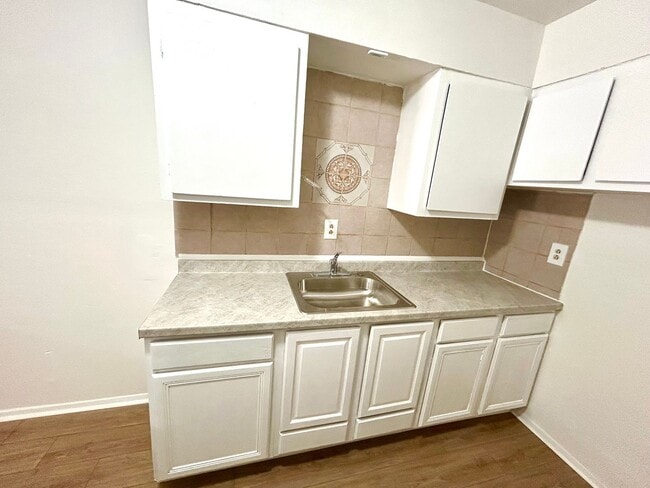 Building Photo - 520 Prado St