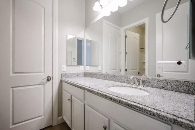 Building Photo - 1424 E Pedro Rd