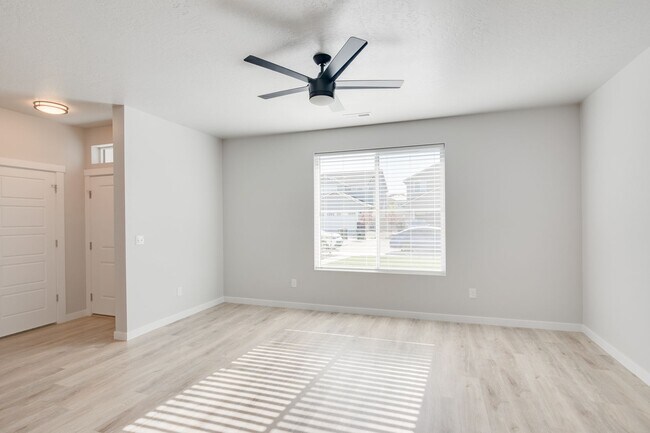 Building Photo - 322 S Echo Cyn Ave